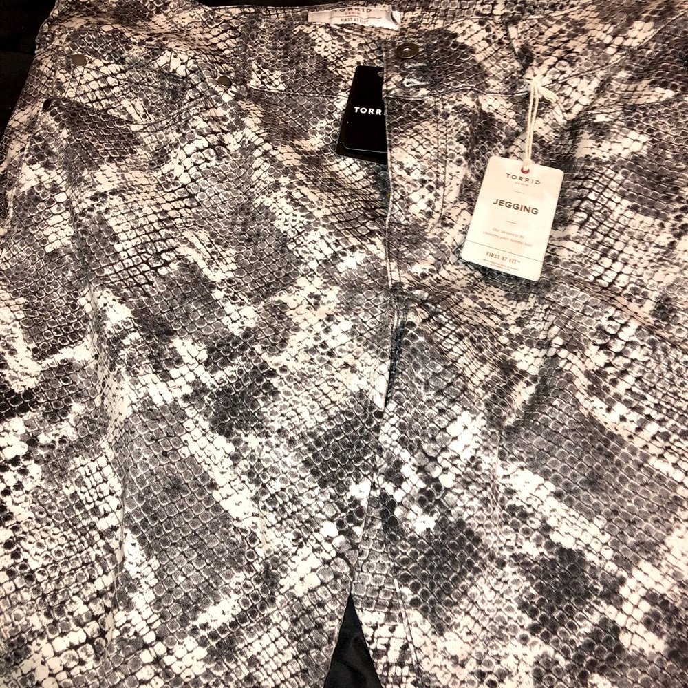 NWT Torrid snakeskin jeggings. Size 20